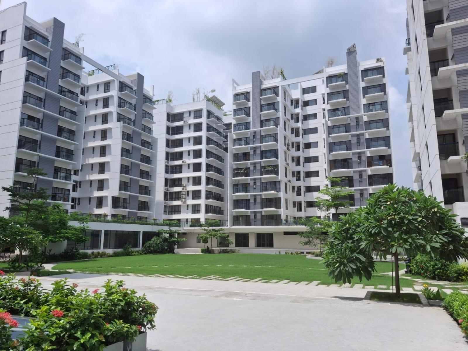 Elegant Secured Family Apartment With Open Space Dhaka Esterno foto