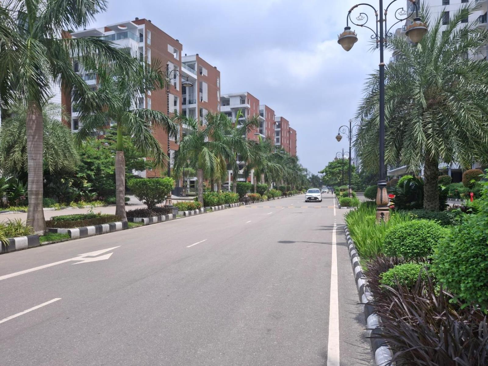 Elegant Secured Family Apartment With Open Space Dhaka Esterno foto