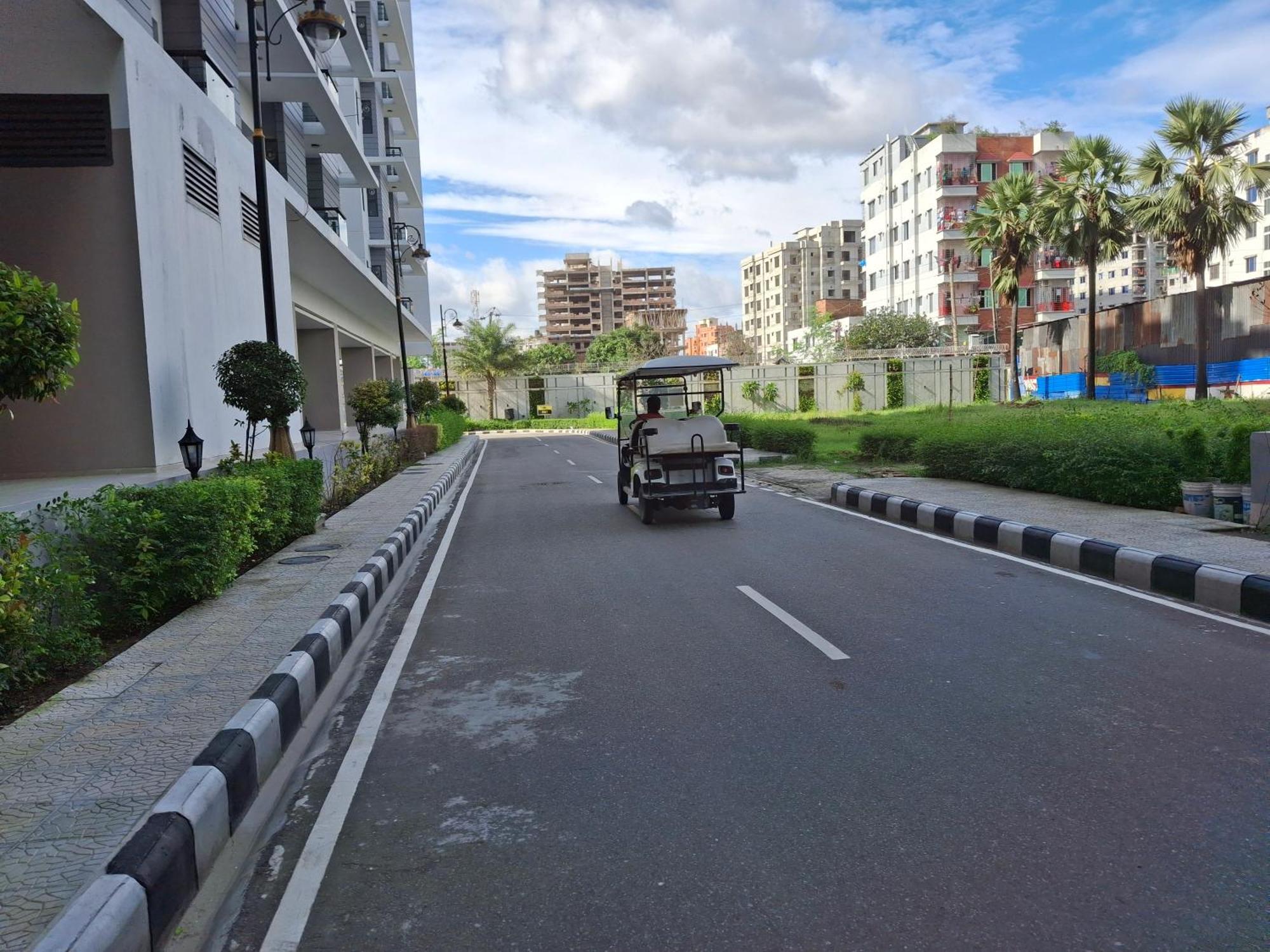 Elegant Secured Family Apartment With Open Space Dhaka Esterno foto