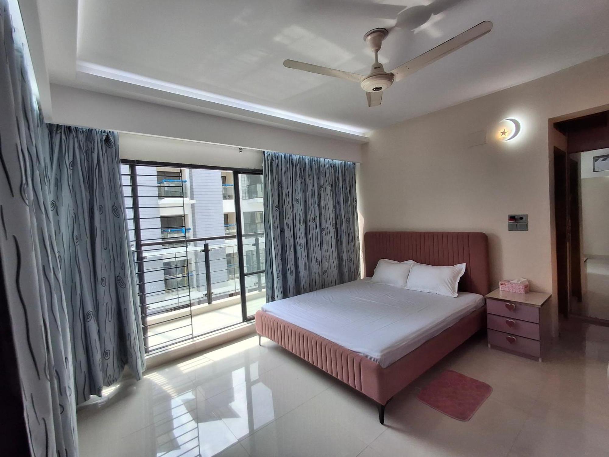 Elegant Secured Family Apartment With Open Space Dhaka Esterno foto