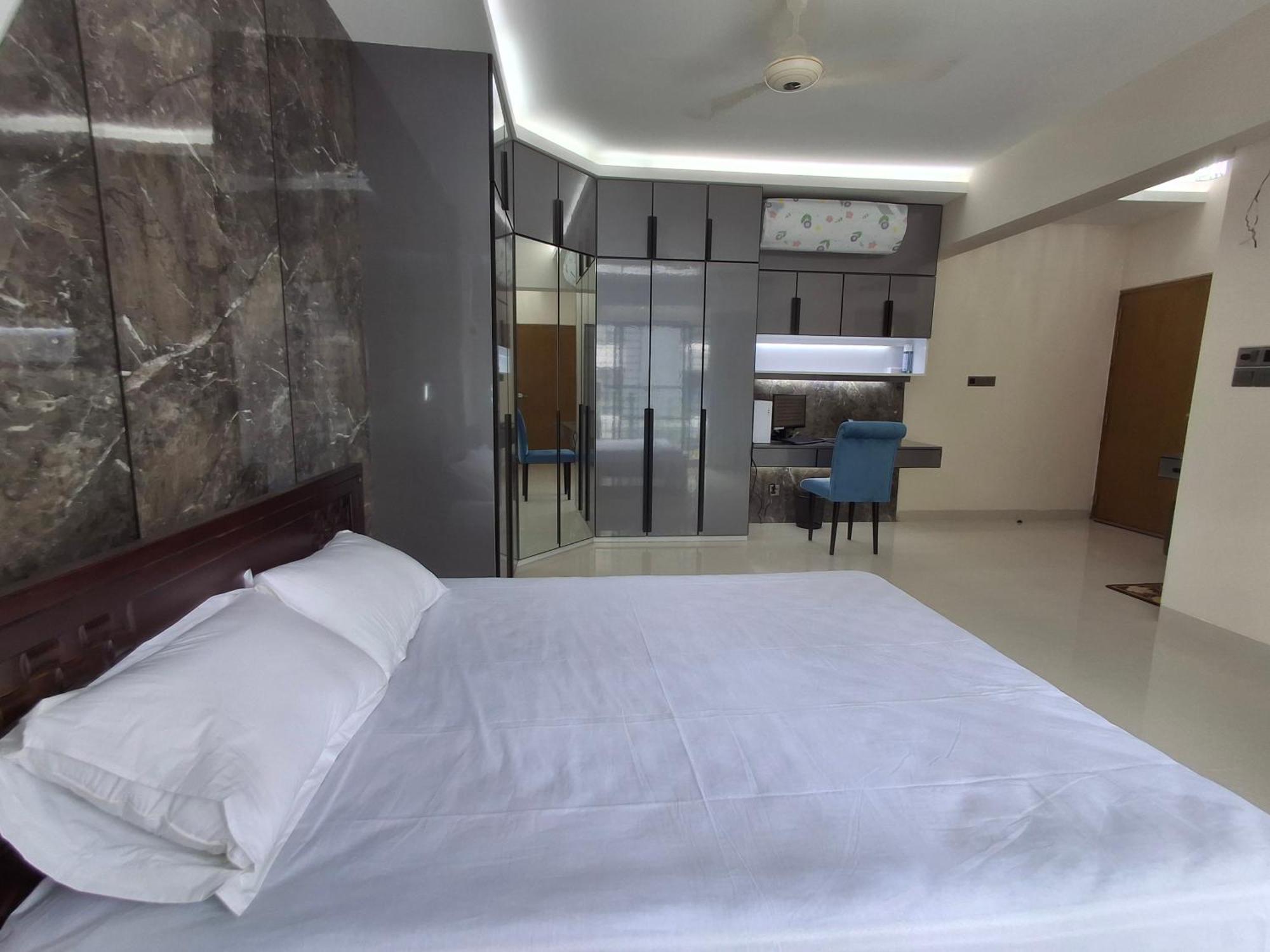 Elegant Secured Family Apartment With Open Space Dhaka Esterno foto