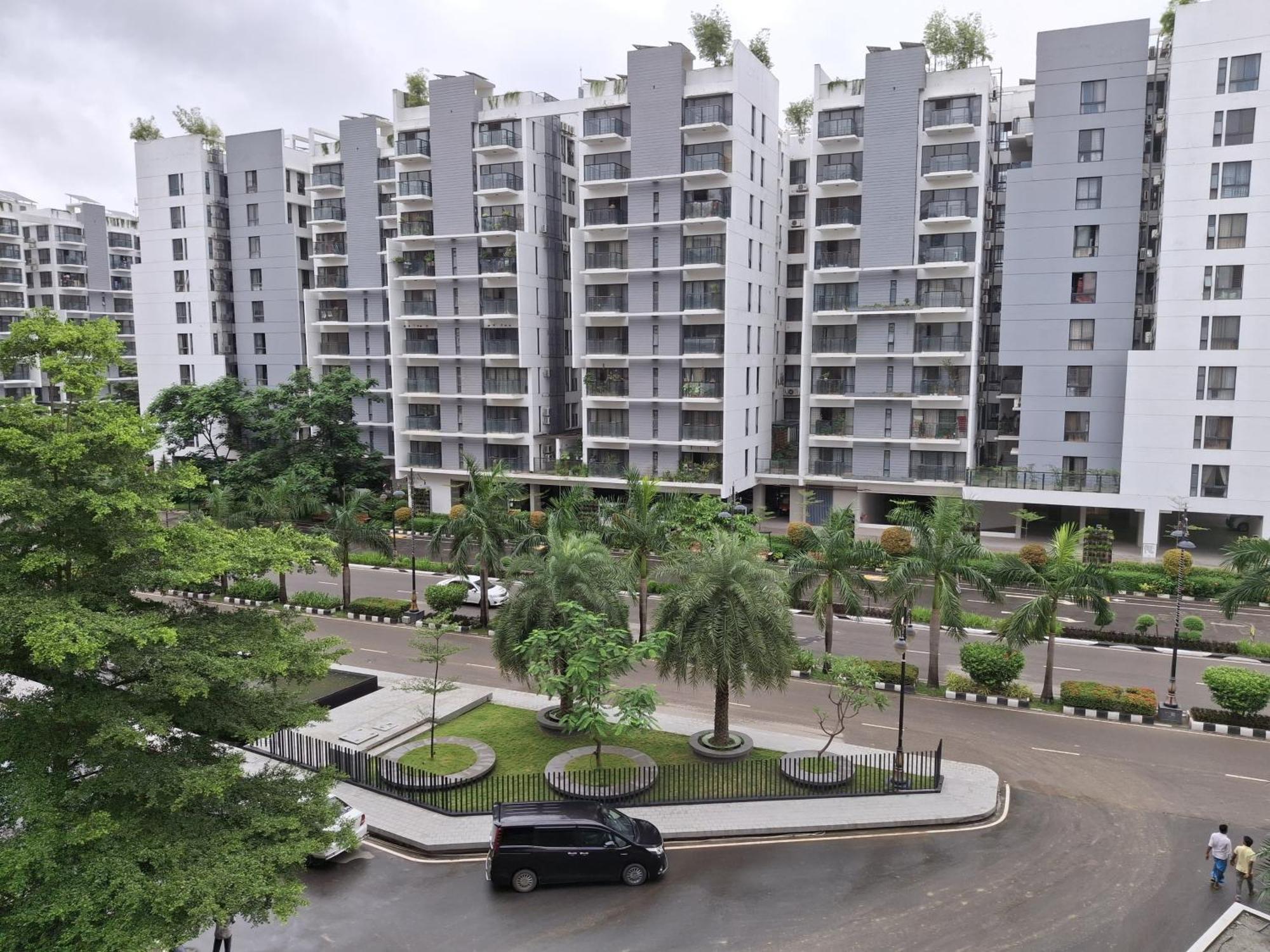 Elegant Secured Family Apartment With Open Space Dhaka Esterno foto